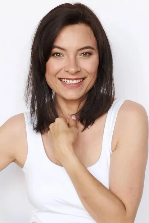 Wendla S. ist ein weibliches Fashion Model mit grünen Augen und braunen Haaren aus Stuttgart