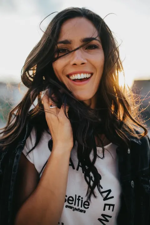 Johanna M. ist ein weibliches Models Model mit braun-grünen Augen und  dunkelbraun en Haaren aus München