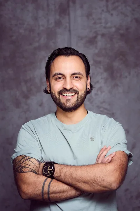 Suleman Y. ist ein männliches Actors Model mit braunen Augen und schwarzen Haaren aus Stuttgart
