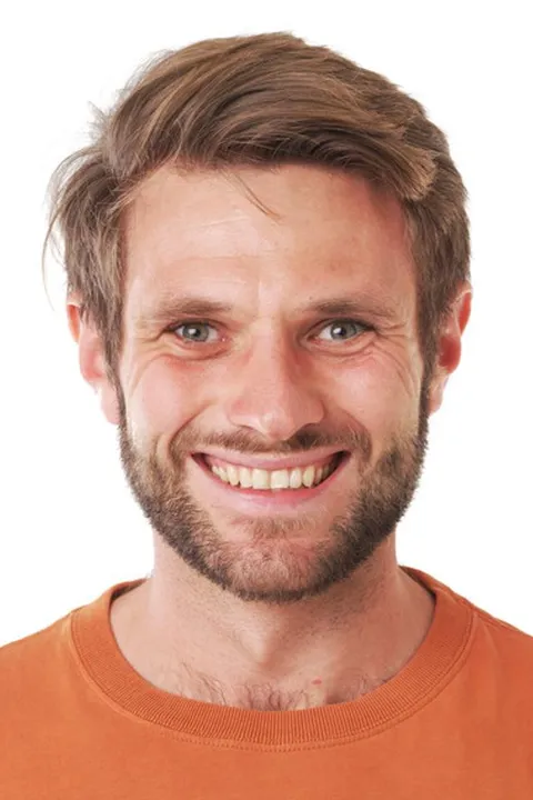 Jean-Pierre F. ist ein männliches People Model mit grau-grünen Augen und blonden Haaren aus Stuttgart