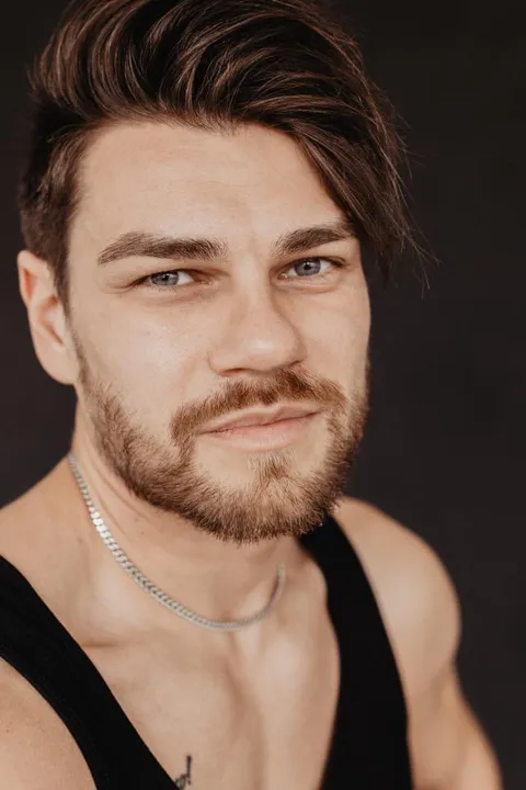 Flo H. ist ein männliches Sport Model mit blau-grünen Augen und dunkelblonden Haaren aus München