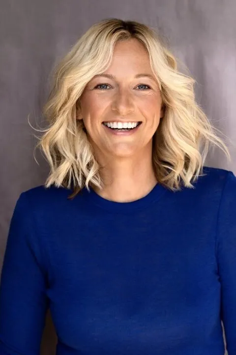 Nadin F. ist ein weibliches Commercials Model mit blau-grauen Augen und blonden Haaren aus München
