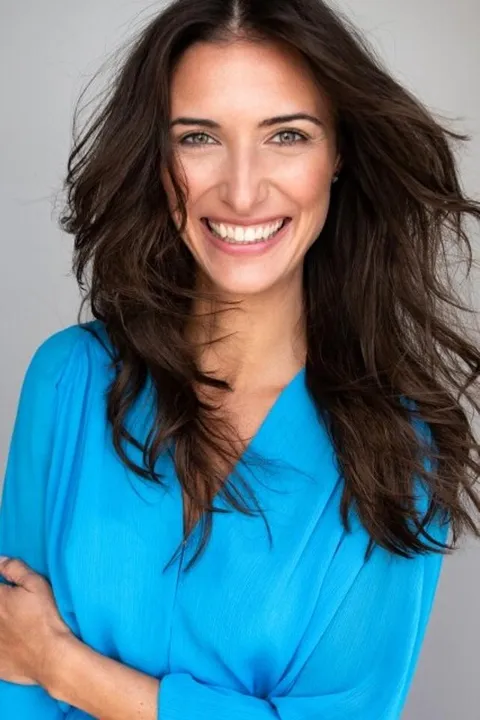 Julia O. ist ein weibliches Commercials Model mit grünen Augen und dunkelbraunen Haaren aus München