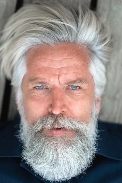 Thomas K. ist ein männliches Best Ager Model mit blau-grauen Augen und grauen Haaren aus Düsseldorf