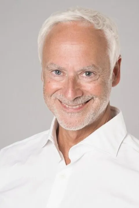 Corrado S. ist ein männliches Best Ager Model mit blau-grauen Augen und grauen Haaren aus Stuttgart