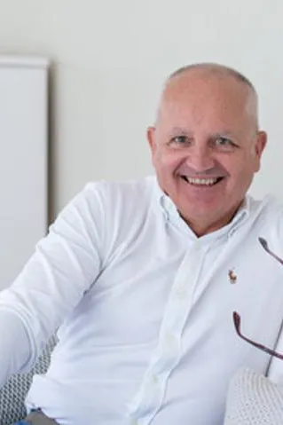 Karl S. ist ein männliches People Model mit grau-grünen Augen und grauen Haaren aus Stuttgart