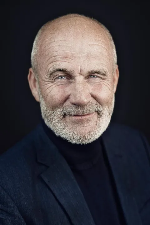Claus G O. ist ein männliches Actors Model mit blauen Augen und silbergrauen Haaren aus Hamburg