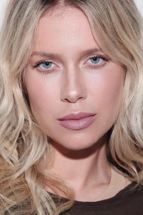 Vroni K. ist ein weibliches Sport Model mit blauen Augen und blonden Haaren aus Bodensee