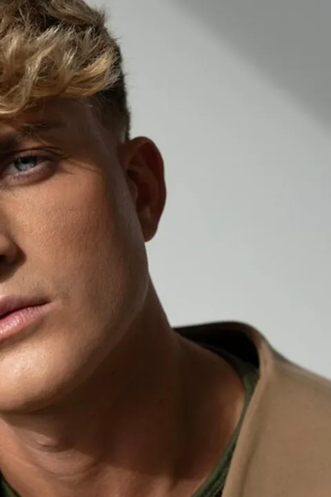Sascha B. ist ein männliches Mainboard Model mit blauen Augen und dunkelblonden Haaren aus Stuttgart
