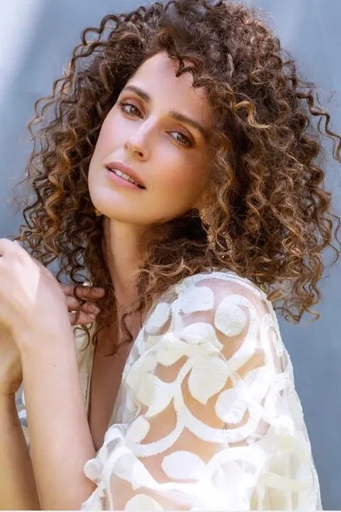 Suzana G. ist ein weibliches Mainboard Model mit grün-braunen Augen und braunen Haaren aus Frankfurt