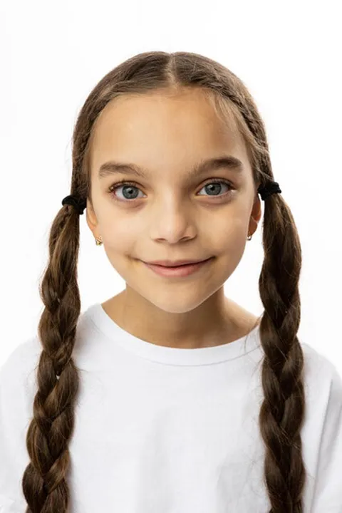 Kloa B. ist ein weibliches Mainboard Model mit blauen Augen und dunkelblonden Haaren aus Stuttgart