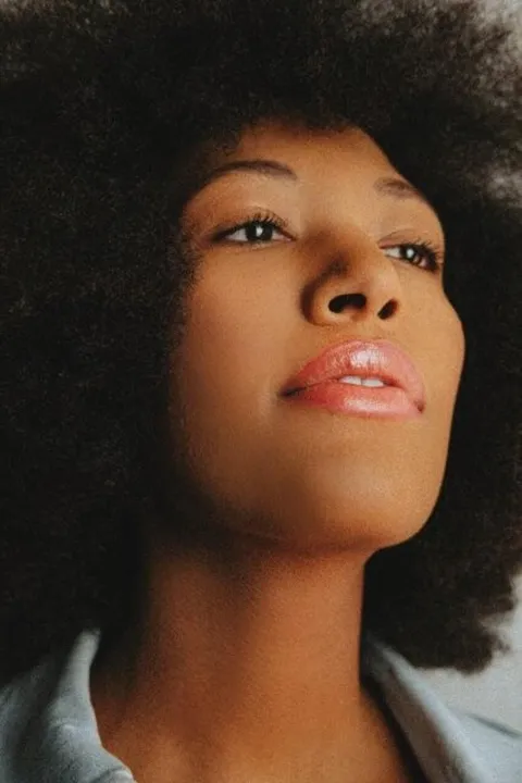 Vida-Marie A. ist ein weibliches People of Color Model mit braunen Augen und schwarzen Haaren aus Ausland