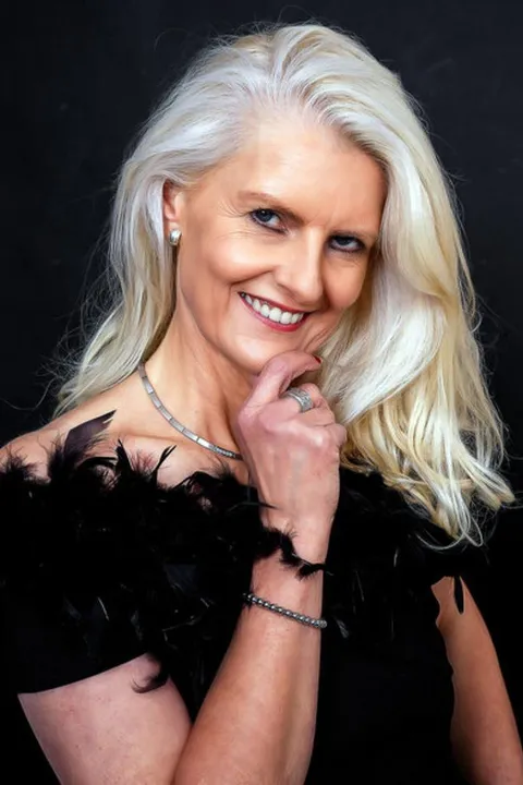 Andrea L. ist ein weibliches People Model mit blau-grauen Augen und blonden Haaren aus Stuttgart