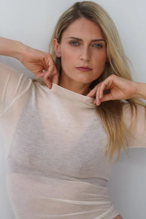 Franziska R. ist ein weibliches Beauty Model mit blau-grünen Augen und dunkelblonden Haaren aus Stuttgart