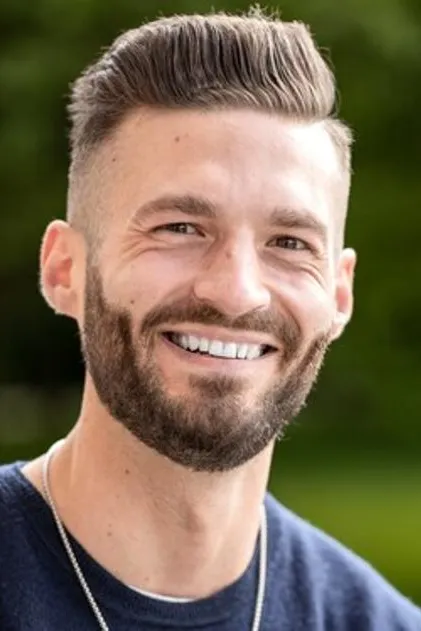 Alexander W. ist ein männliches People Model mit braunen Augen und braunen Haaren aus München