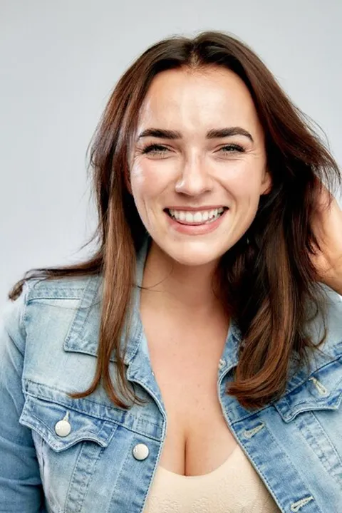 Anja S. ist ein weibliches Beauty Model mit grünen Augen und rot-braunen Haaren aus München