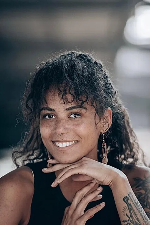 Alisha F. ist ein weibliches People of Color Model mit braunen Augen und schwarzen Haaren aus Stuttgart
