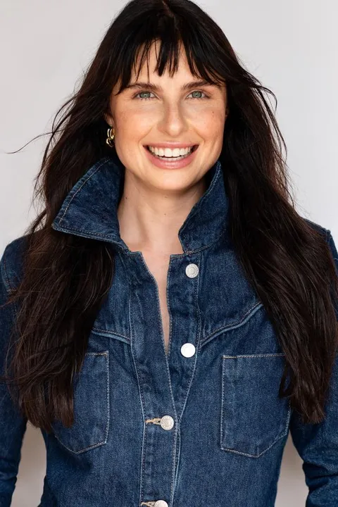 Julia Marina H. ist ein weibliches Commercials Model mit grünen Augen und  dunkelbraun en Haaren aus Stuttgart
