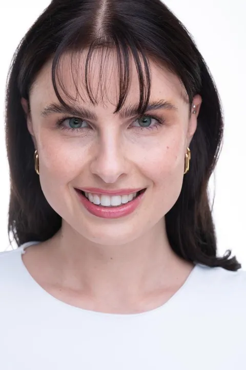 Julia Marina H. ist ein weibliches People Model mit grünen Augen und  dunkelbraun en Haaren aus Stuttgart