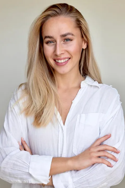 Lea K. ist ein weibliches Fashion Model mit blauen Augen und blonden Haaren aus Stuttgart