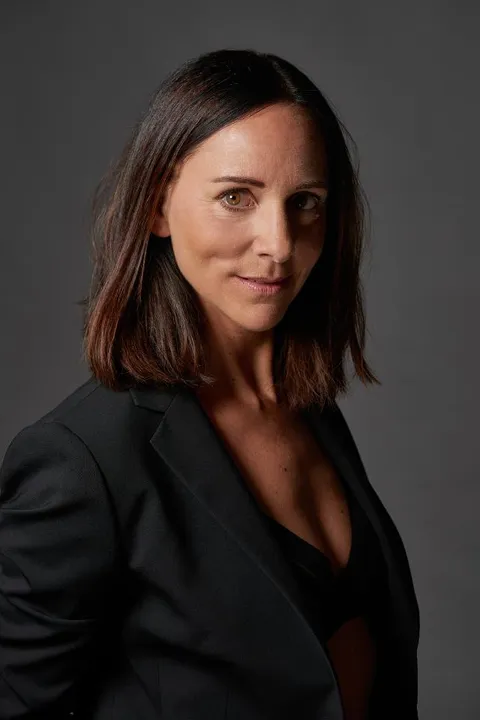 Anita K. ist ein weibliches Fashion Model mit grün-braunen Augen und dunkelbraunen Haaren aus Hamburg