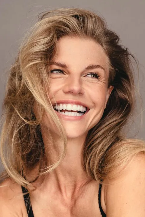 Juliane B. ist ein weibliches Mainboard Model mit grün-blauen Augen und blonden Haaren aus München