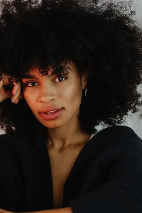 Sarah Y. ist ein weibliches People of Color Model mit braunen Augen und schwarzen Haaren aus Stuttgart