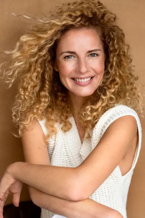Elena R. ist ein weibliches Commercials Model mit grünen Augen und blonden Haaren aus München