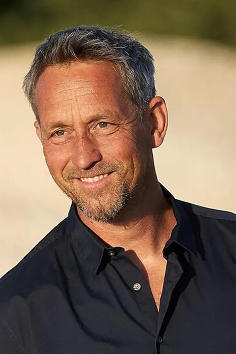 Andreas M. ist ein männliches Best Ager Model mit grün-braunen Augen und gräulichen Haaren aus München