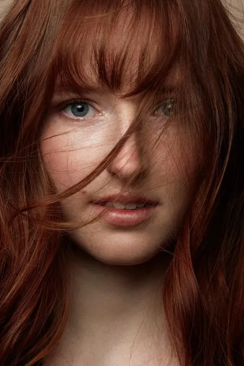 Eva D. ist ein weibliches Mainboard Model mit blauen Augen und roten Haaren aus Wien