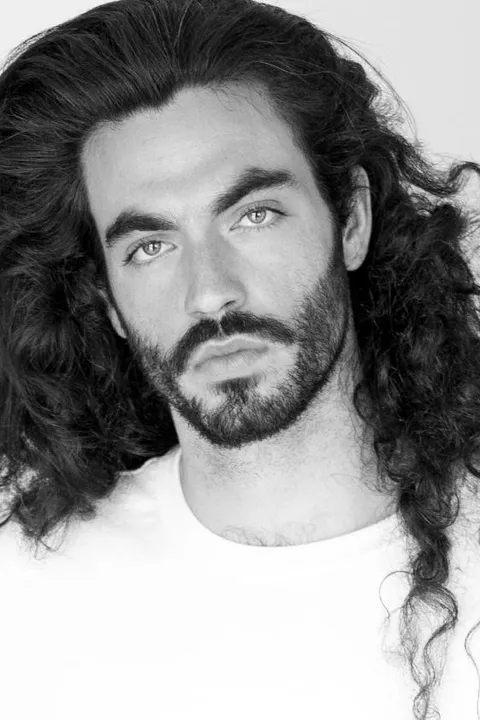 Yoav M. ist ein männliches Mainboard Model mit braun-grünen Augen und braunen Haaren aus München