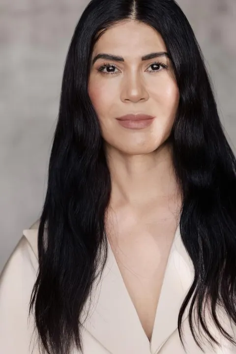 Laura K. ist ein weibliches Mainboard Model mit braunen Augen und dunkelbraunen Haaren aus Düsseldorf