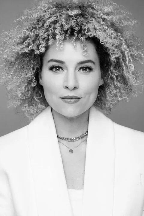 Ornella C. ist ein weibliches People of Color Model mit braun-grünen Augen und blonden Haaren aus Stuttgart