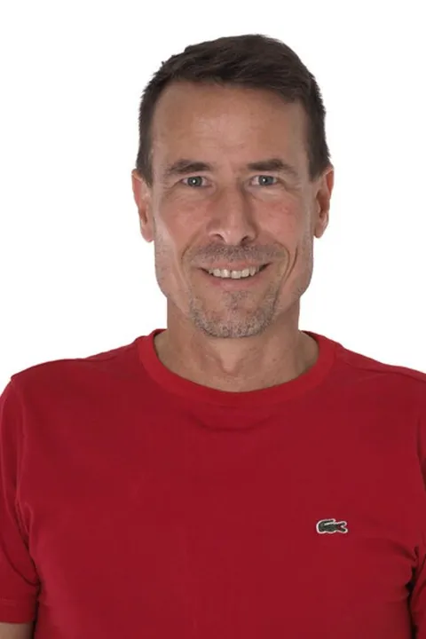 Frank B. ist ein männliches People Model mit grau-grünen Augen und braunen Haaren aus Stuttgart
