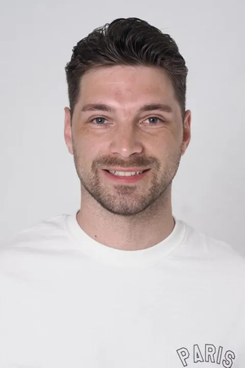 Marco B. ist ein männliches People Model mit blau-grauen Augen und dunkelbraunen Haaren aus Stuttgart