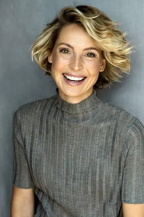 Adrienne F. ist ein weibliches Commercials Model mit grün-braunen Augen und blonden Haaren aus München