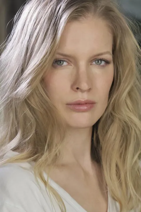 Sunny K. ist ein weibliches Beauty Model mit blau-grünen Augen und dunkelblonden Haaren aus Stuttgart