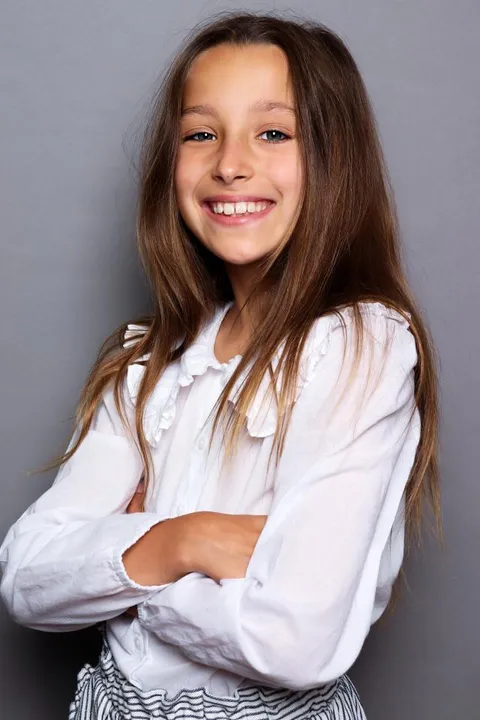 Mia A. ist ein weibliches Mainboard Model mit grau-grünen Augen und hellbraunen Haaren aus Stuttgart