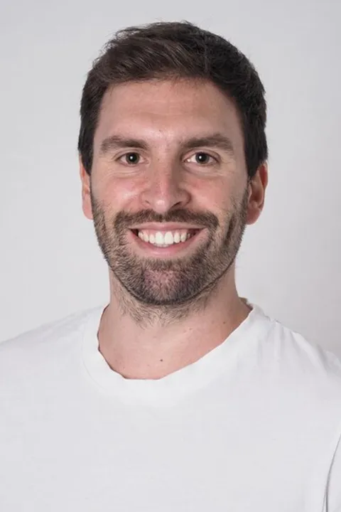 Benjamin R. ist ein männliches People Model mit braun-grünen Augen und braunen Haaren aus Stuttgart