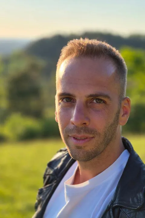 Pierre M. ist ein männliches People Model mit braun-grünen Augen und dunkelblonden Haaren aus Stuttgart