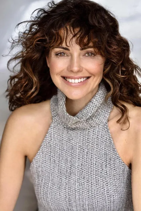 Maria E. ist ein weibliches Fashion Model mit grün-braunen Augen und braunen Haaren aus München