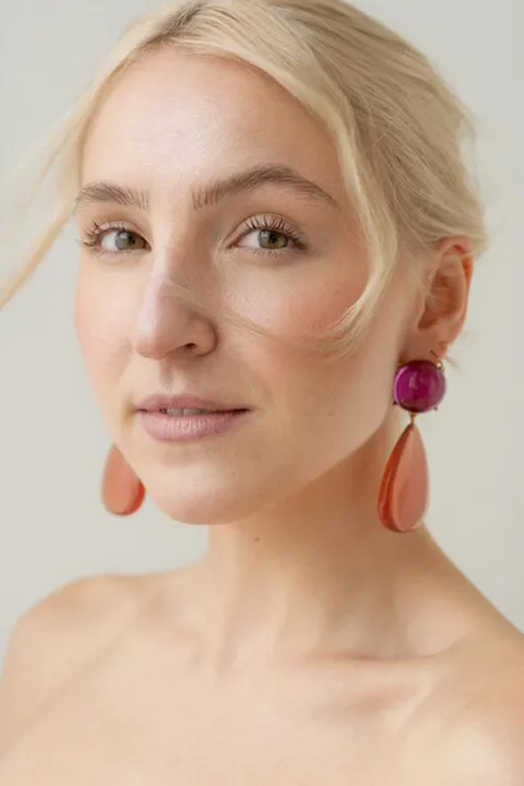 Anita R. ist ein weibliches Beauty Model mit grünen Augen und blonden Haaren aus München