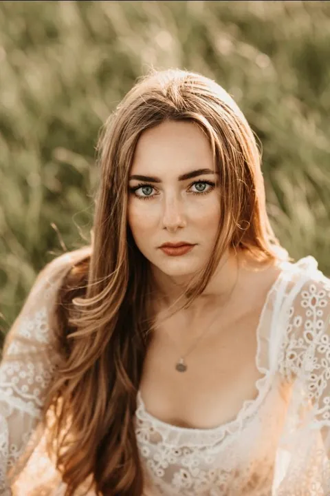 Mireya R. ist ein weibliches Beauty Model mit blauen Augen und dunkelblonden Haaren aus Stuttgart