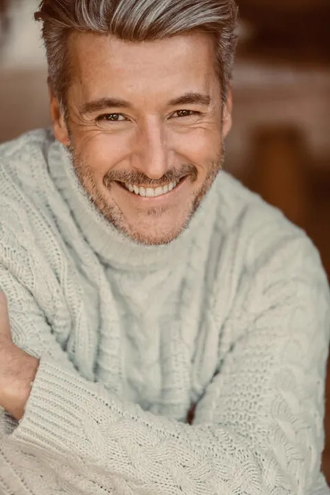 Alexander W. ist ein männliches Best Ager Model mit grün-braunen Augen und grauen Haaren aus Stuttgart