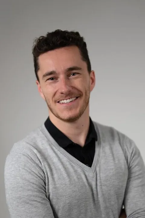 Robert M. ist ein männliches People Model mit grünen Augen und braunen Haaren aus Stuttgart
