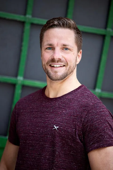 Benjamin R. ist ein männliches Mainboard Model mit blau-grauen Augen und dunkelblonden Haaren aus Frankfurt