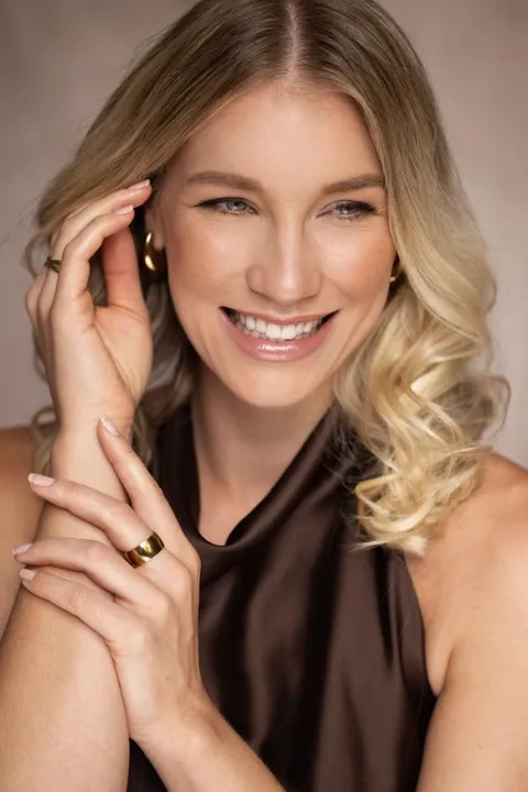 Sarah P. ist ein weibliches Models Model mit grünen Augen und blonden Haaren aus Frankfurt