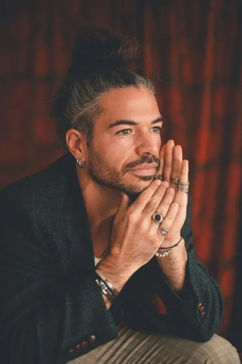 Maximilian B. ist ein männliches People Model mit braun-grünen Augen und dunkelbraunen Haaren aus München