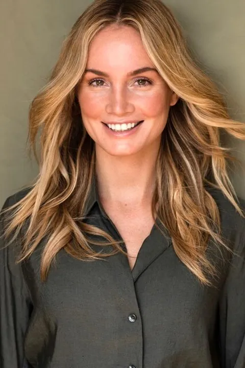 Jana F. ist ein weibliches Fashion Model mit grünen Augen und blonden Haaren aus Düsseldorf