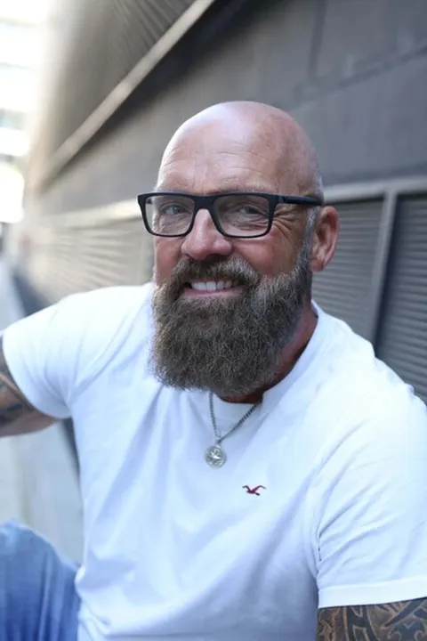 Markus R. ist ein männliches People Model mit blau-grünen Augen und Glatzeen Haaren aus Frankfurt